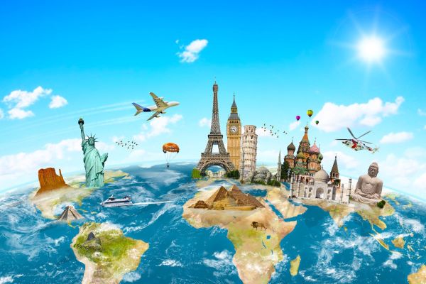 Weltkarte mit globalen Sehenswürdigkeiten wie Eiffelturm, Big Ben und Freiheitsstatue als Symbol für internationale Kommunikation und globale Übersetzungsdienste.