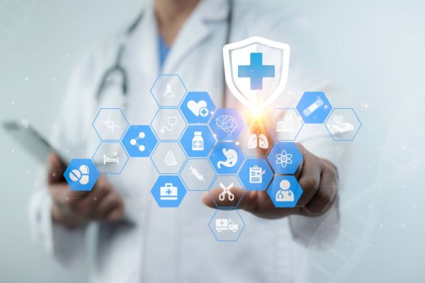 Arzt oder Ärztin tippt auf digitale medizinische Symbole; Darstellung von Gesundheitsdaten, Diagnostik und modernem Healthcare-Management.